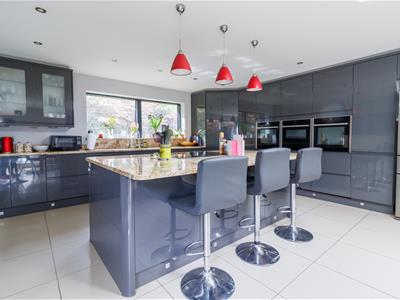 KITCHEN/DINING ROOM pic 2